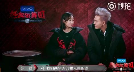 宋茜上节目被陈伟霆宠溺,台球桌上摔倒被吴尊