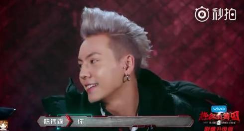 宋茜上节目被陈伟霆宠溺,台球桌上摔倒被吴尊