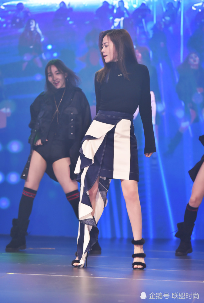 张靓颖对自己真狠,穿钢丝网紧身裙不嫌磕得慌