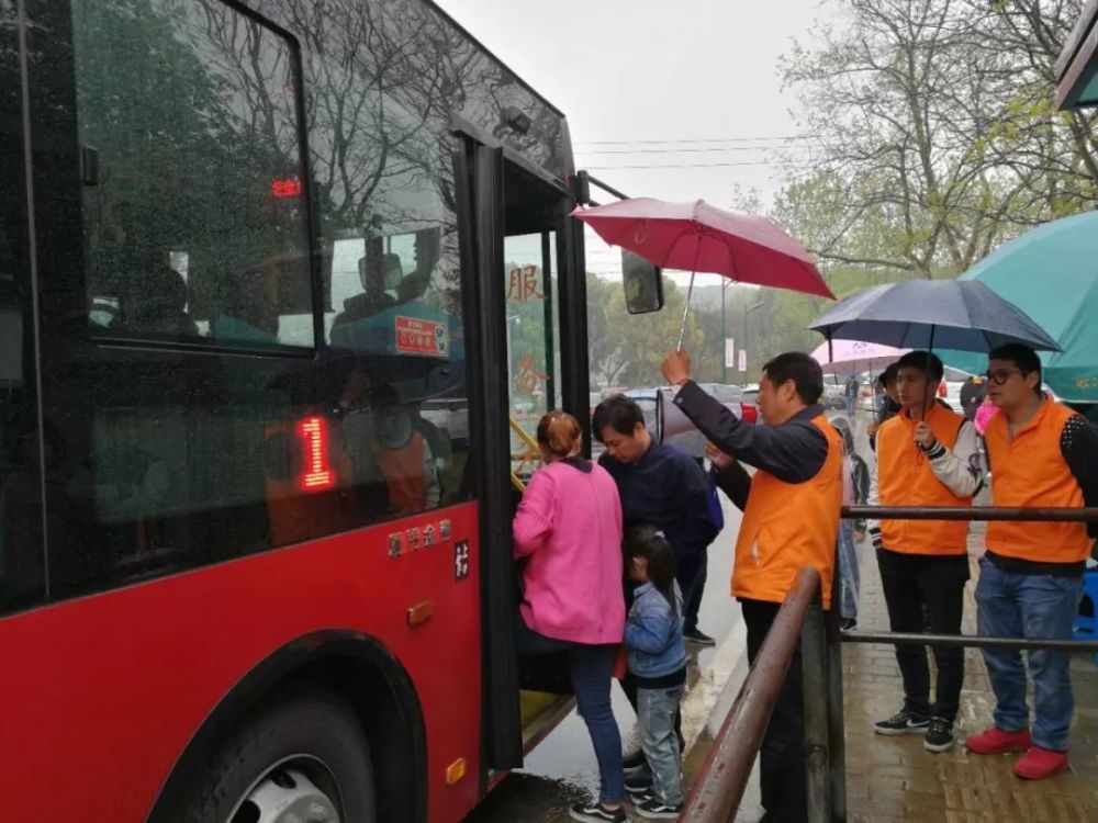 风雨无阻 1路温情——无锡公交全力以赴保障市民乘客雨天出行