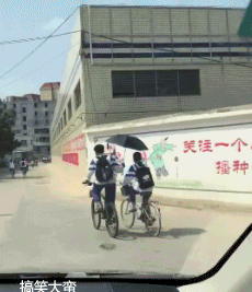 搞笑gif趣图:玩儿个游戏而已,这孩子的脸都成了表情包