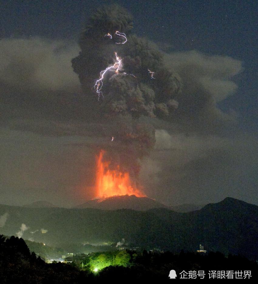 天雷勾地火,日本南部一火山再次猛烈喷发,形成火山闪电