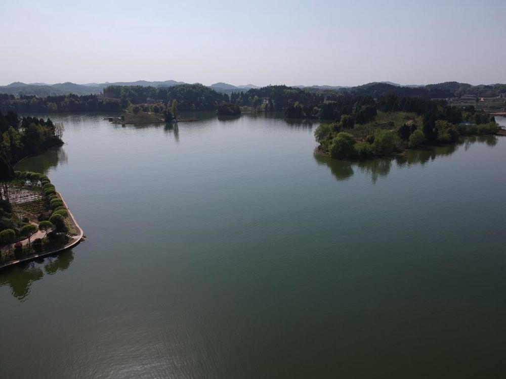 八尔湖位于四川省南部县大堰乡,该湖贯穿于整个乡村,拥有十分漂亮的