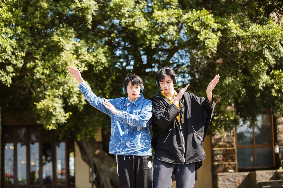 《二十四小时》白敬亭魏大勋模仿小虎队 胡一