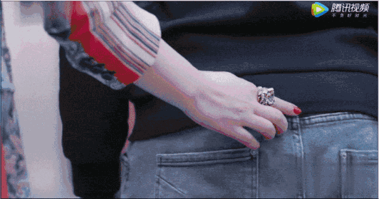 演技自带美颜特效,风情到指甲都有戏,秦海璐强到犯规吧?