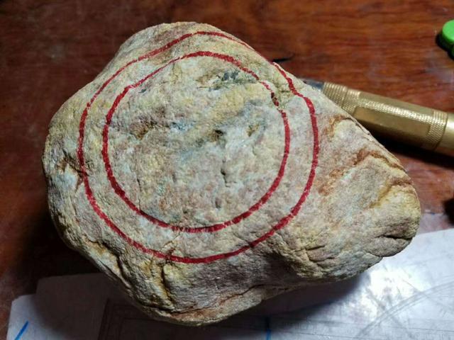 老坑木那杨梅皮翡翠原石，一刀切出冰底蓝花。