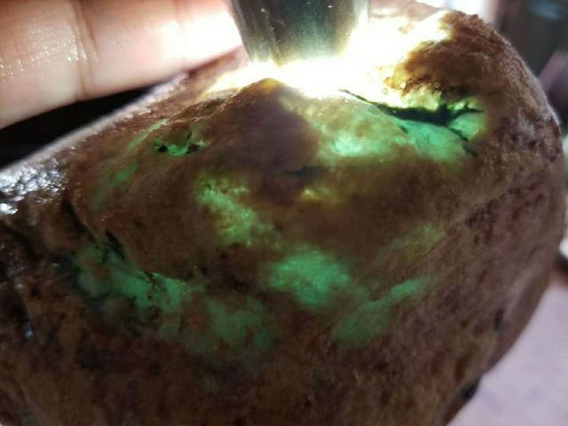 老坑木那杨梅皮翡翠原石，一刀切出冰底蓝花。