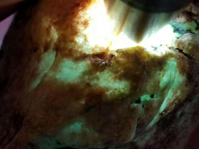 老坑木那杨梅皮翡翠原石，一刀切出冰底蓝花。