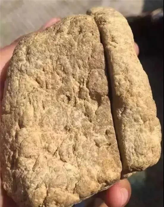 老坑木那杨梅皮翡翠原石，一刀切出冰底蓝花。