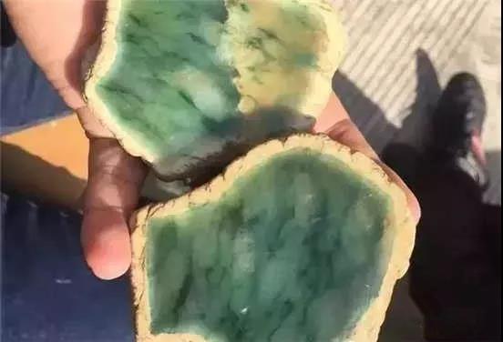 老坑木那杨梅皮翡翠原石，一刀切出冰底蓝花。