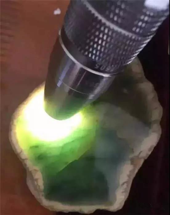 老坑木那杨梅皮翡翠原石，一刀切出冰底蓝花。