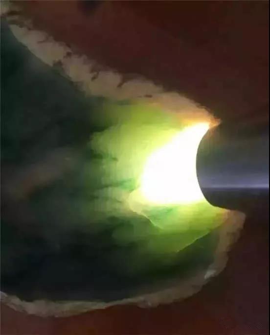 老坑木那杨梅皮翡翠原石，一刀切出冰底蓝花。