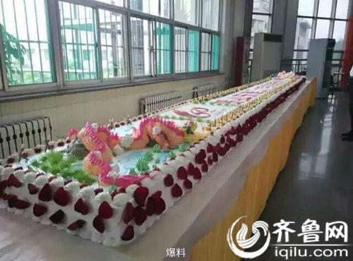 山东高校现6米蛋糕 大学生们“热情分享”老师被挤上阳台