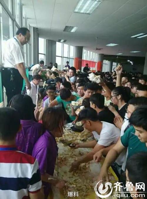 山东高校现6米蛋糕 大学生们“热情分享”老师被挤上阳台
