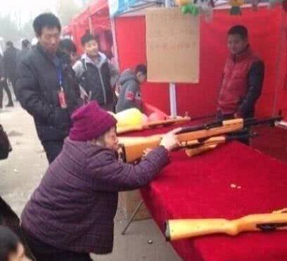 子,你拿这么隐私的东西出来含嘴上,脸就不红吗