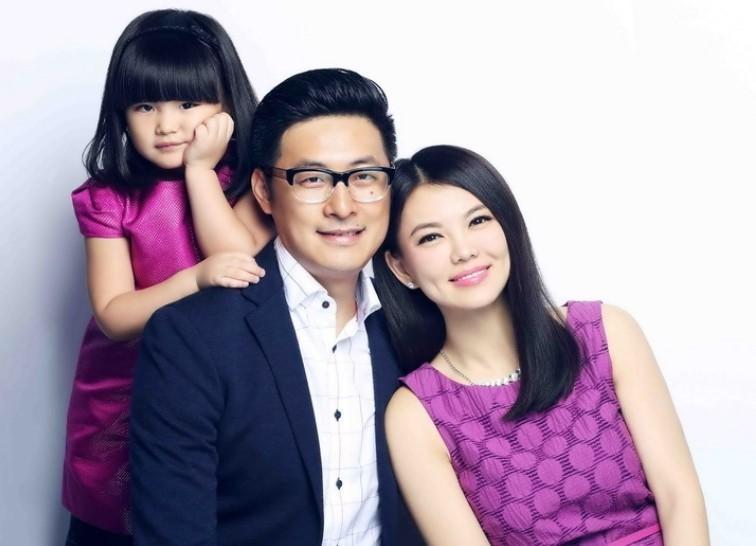 娱乐圈头婚娶二婚女的5位男星,靳东最幸福,第