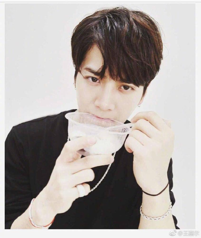 王嘉尔严重贫血晕倒缺席《偶像练习生》,住院