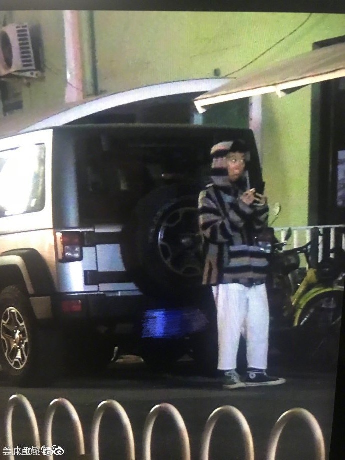 搞笑GIF:现在的初中生懂的真多,有车就是好呀