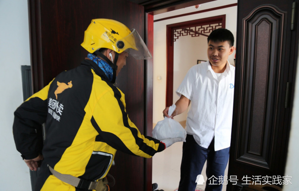 中国外卖小哥究竟有多辛苦?10张照片,带你看看其中的辛酸