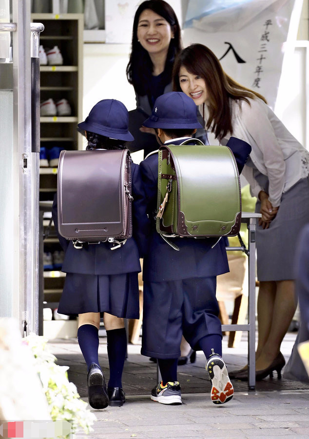壕 日本一小学学生穿阿玛尼校服入学一套近5000元 看点快报
