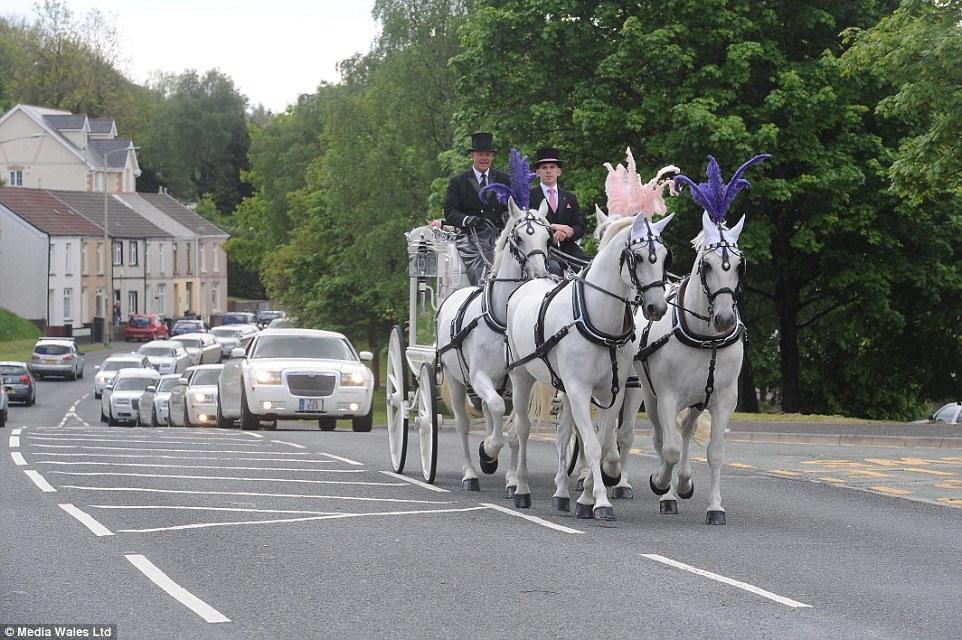 52位子孙为78岁吉普赛女王办葬礼