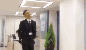 搞笑gif:每个男生的小时候,心里都埋藏着这样的一个梦想