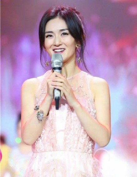 谢娜微博粉丝破亿送福利,产后首晒正脸自拍并