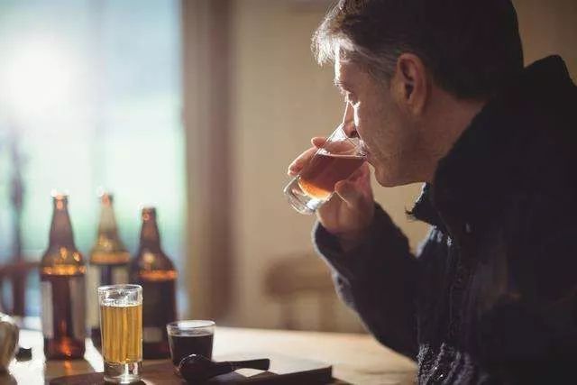 一声"干杯",将所有的一言难尽都一饮而尽!