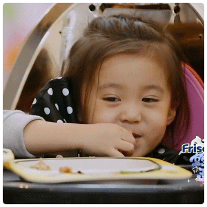 贾静雯三女儿波妞撞脸ella,两姐妹都是天生的表情包