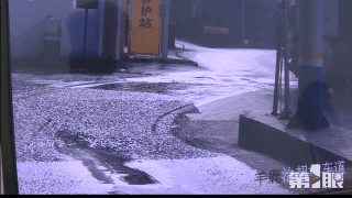 大货车超速侧翻“底朝天” 直接砸向旁边房屋