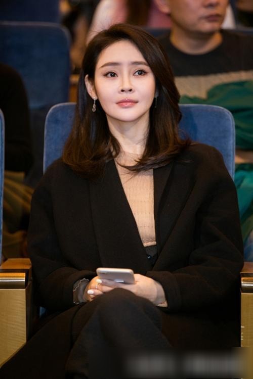 2010年,于明加和胡俊结婚;结婚之后,于明加的两个女儿相继诞生 .