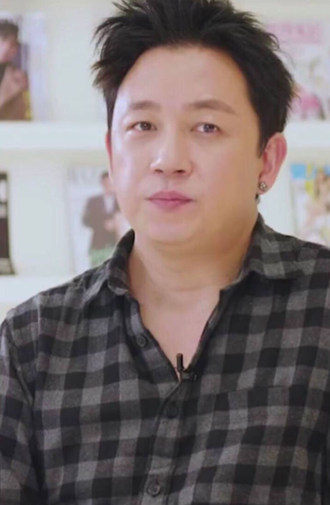 潘粤明晒旧照,身材健美腹肌明显,粉丝调侃:瘦过
