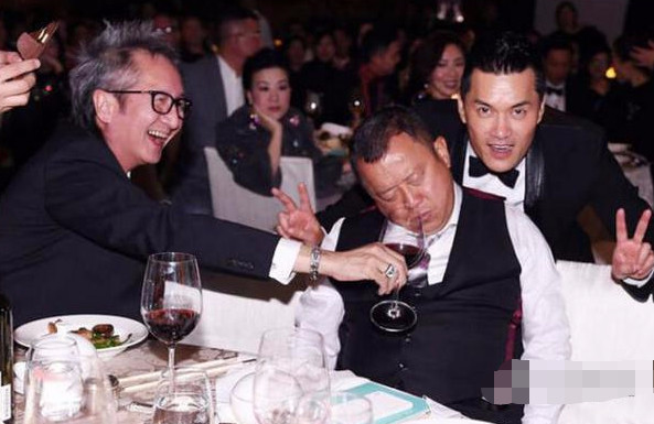 曾志伟被打成猪头,成龙被罚下跪,香港娱乐圈,没