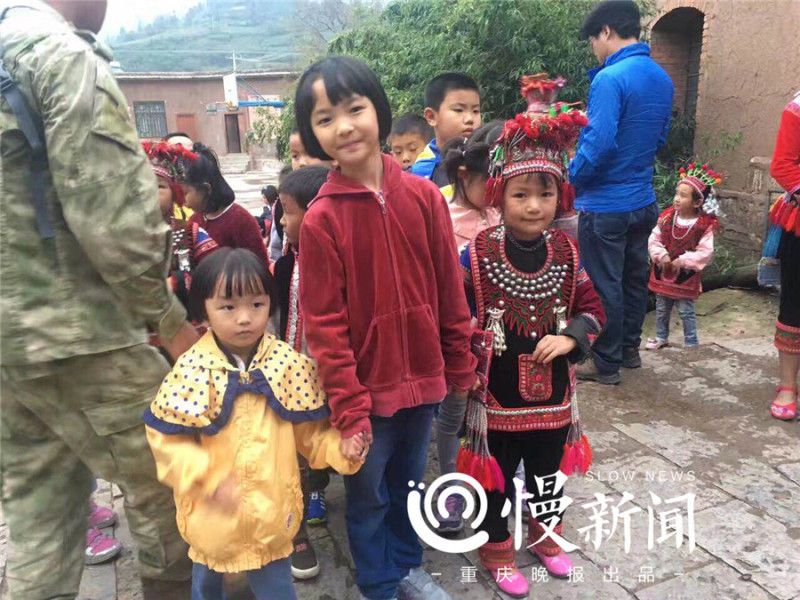 重庆10岁女孩做公益 靠摆地摊赚2000多元捐贫困儿童