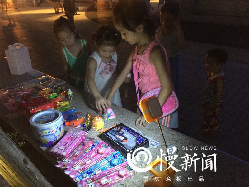 重庆10岁女孩做公益 靠摆地摊赚2000多元捐贫困儿童