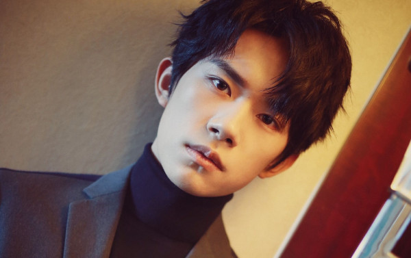 易烊千玺深夜上热搜 现身韩国机场引堵塞