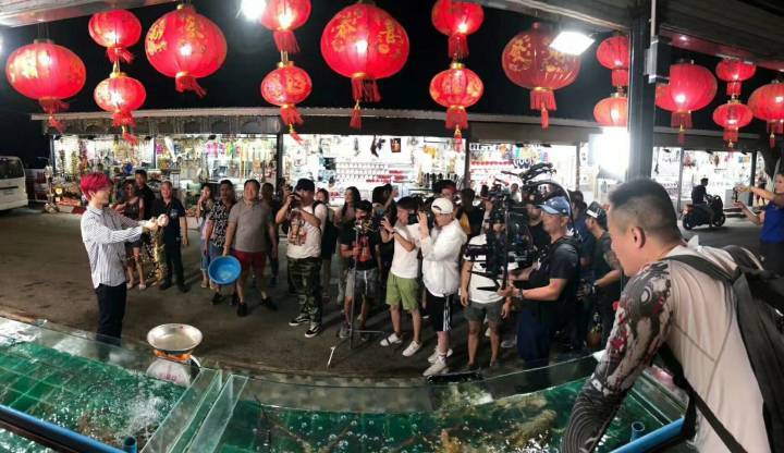 网友泰国偶遇范丞丞 抓龙虾的模样呆萌又可爱