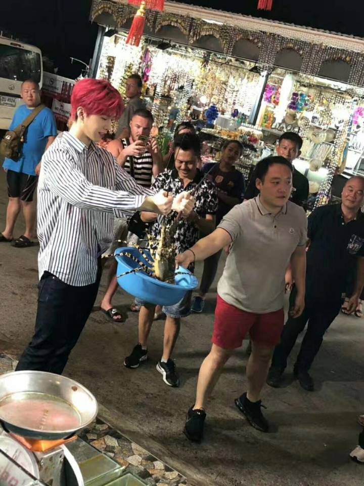 网友泰国偶遇范丞丞 抓龙虾的模样呆萌又可爱