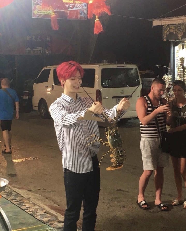 网友泰国偶遇范丞丞 抓龙虾的模样呆萌又可爱
