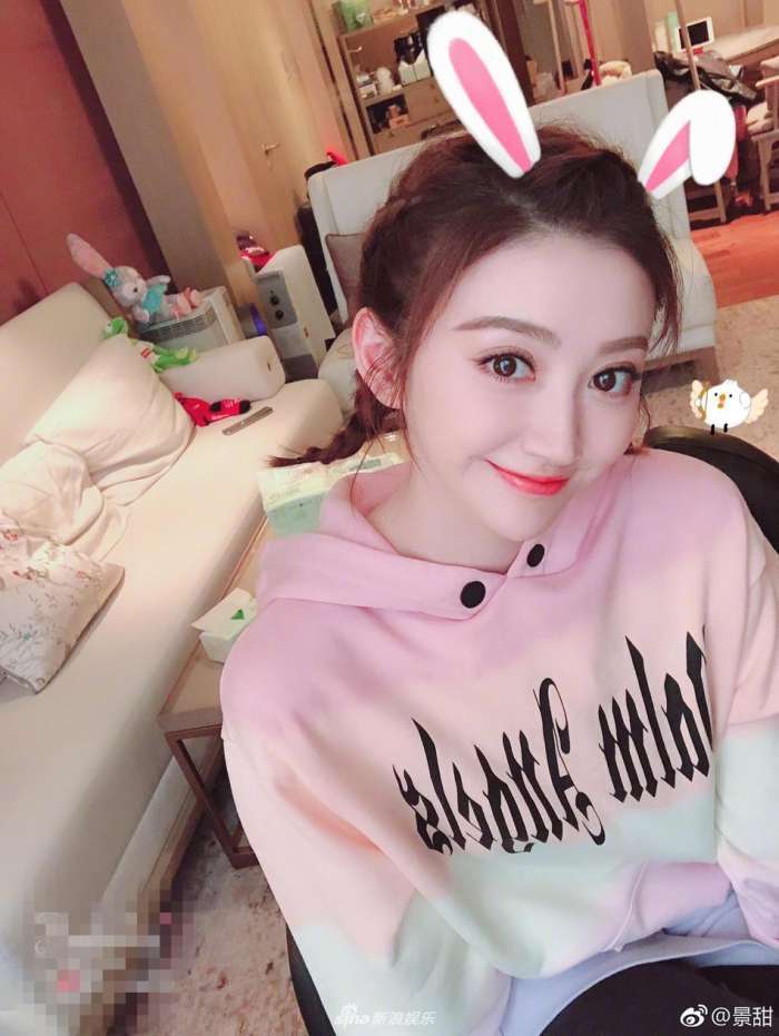 景甜全家照爆光,不小心漏出的一角,足以看出景