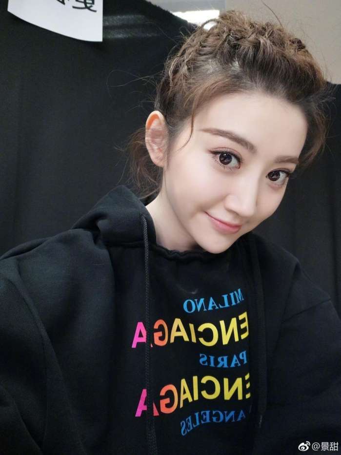 景甜全家照爆光,不小心漏出的一角,足以看出景