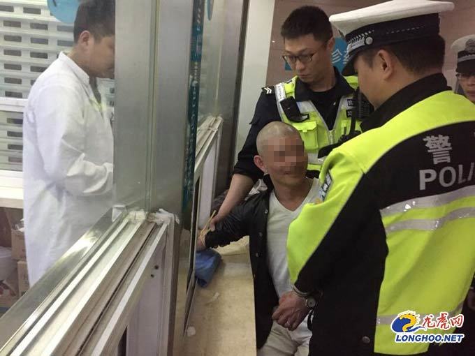 喝了半斤酒回家没人开门 他一气之下开车上路