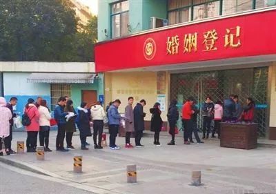结婚登记搬地方了!还可以免费拍照!