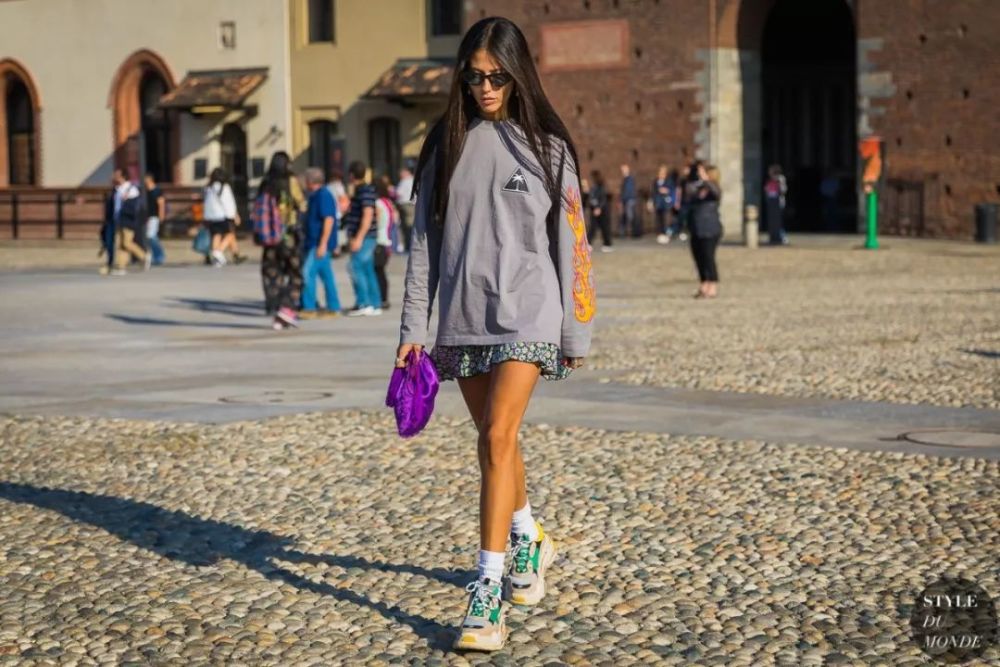 裙子混搭运动鞋 时髦的人都这么穿