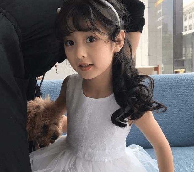 网红收割者王思聪,关注了抖音9岁小女神,小女孩美翻天