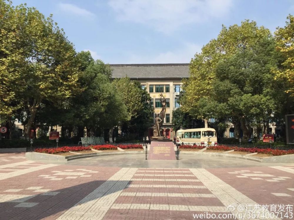 十三中在南京高中的地位仅次于老四所,很多中学生更是把它作为中考