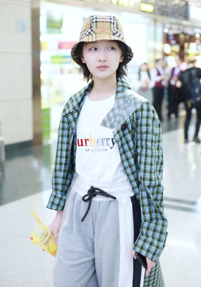 你一定猜不到周冬雨娜扎穿的T恤多少钱!