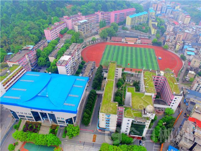 郴州新闻网讯 4月9日,航拍郴州市第二中学屋顶花园.