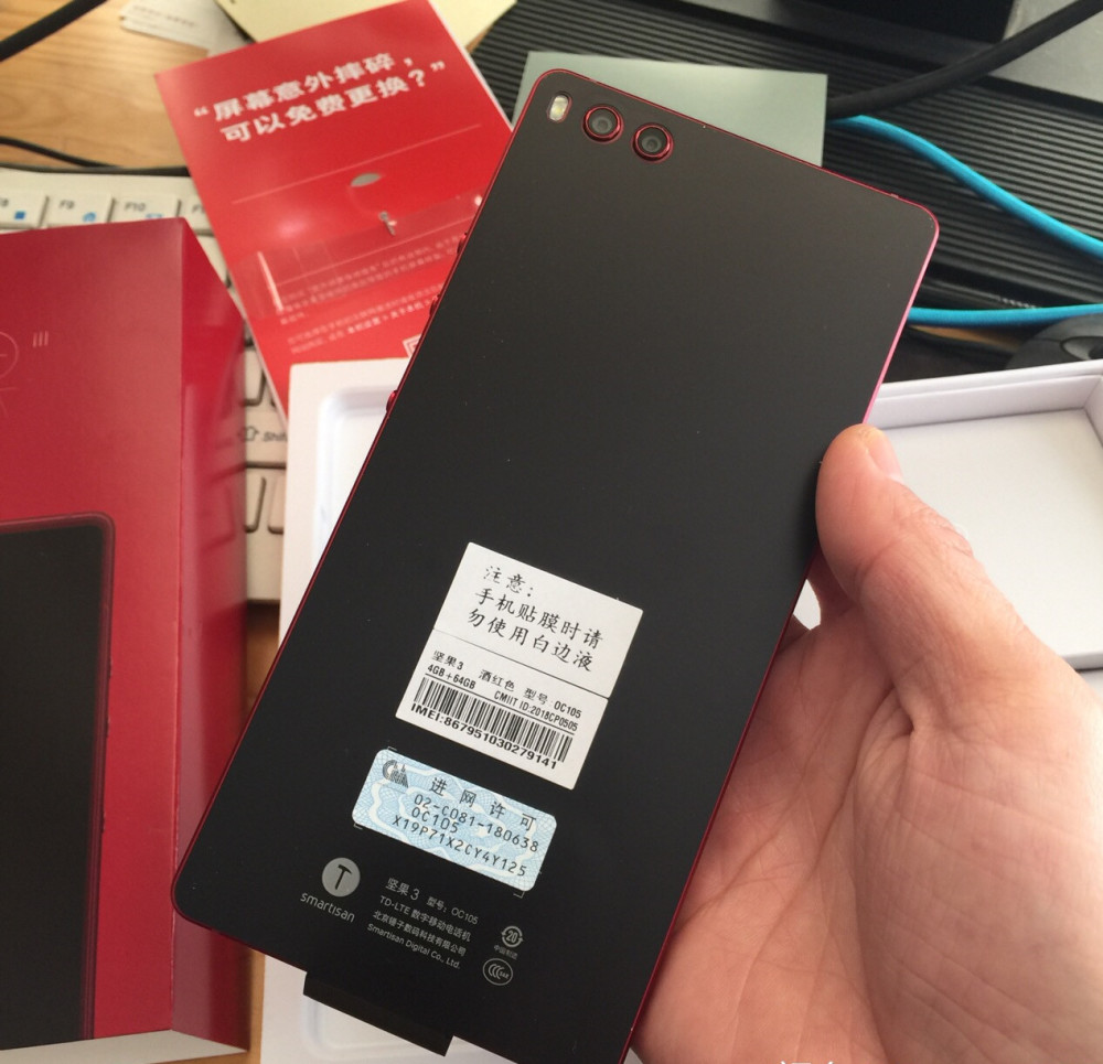 锤子坚果3开箱上手:一面锤子,一面小米?