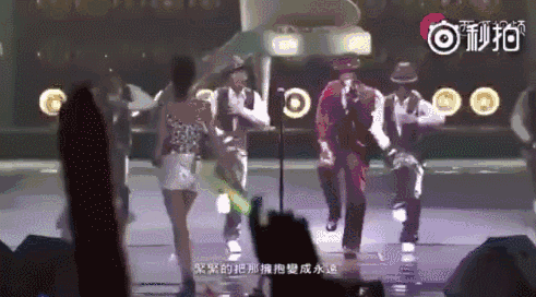 看视频的时候,伊姐已经听不到歌声,只听到连绵不断的尖叫声!